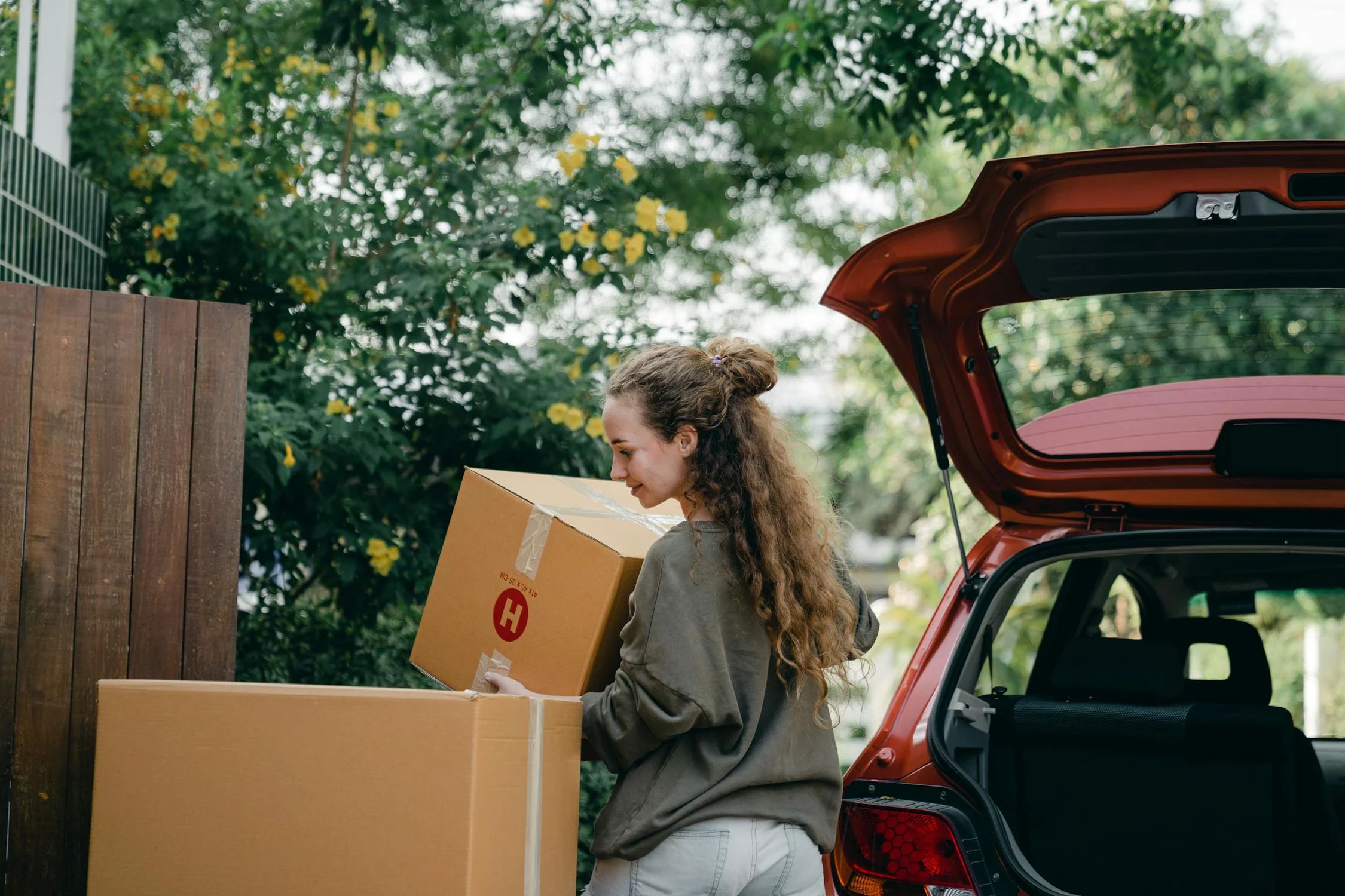 Umzugshelfer transportieren Möbel